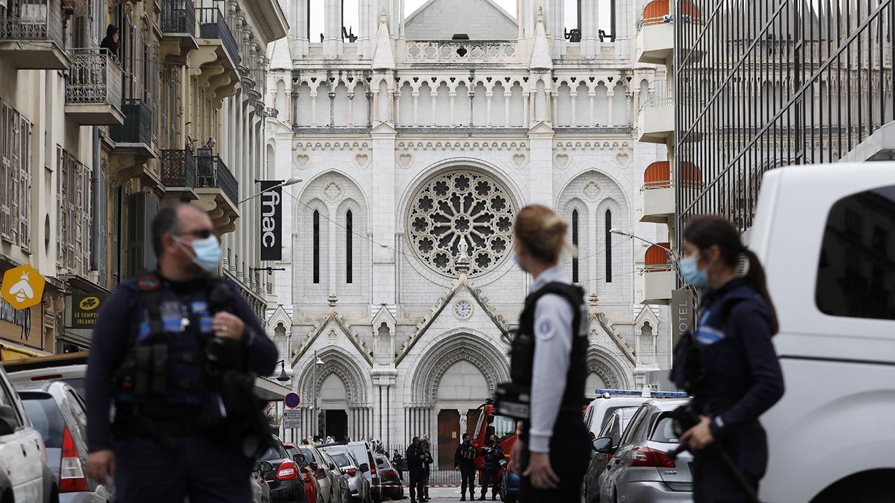 Francuska policja przyjechała na miejsce ataku nożownika w centrum Nicei (fot. PAP/EPA/SEBASTIEN NOGIER) Francuska policja przyjechała na miejsce ataku nożownika w centrum Nicei (fot. PAP/EPA/SEBASTIEN NOGIER)
