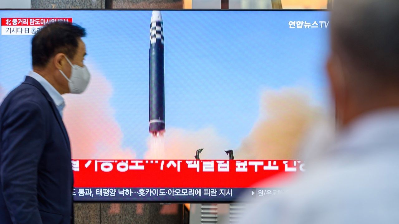 Korea Północna wystrzeliła w czwartek rano czasu lokalnego dwa pociski balistyczne (fot. Kim Jae-Hwan/SOPA Images/LightRocket via Getty Images)