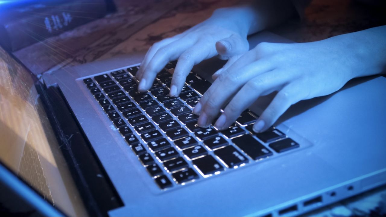 Nastolatek miał paść ofiarą oszustwa i szantażu (fot. Shutterstock/kryzhov) Nastolatek miał paść ofiarą oszustwa i szantażu (fot. Shutterstock/kryzhov)