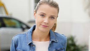 987. Olga odcina pępowinę