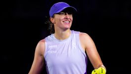 Iga Świątek (fot. Getty). Zdjęcie polskiej tenisistki, Igi Świątek, siedzącej obok innej kobiety, prawdopodobnie członkini jej zespołu, w trakcie przerwy na korcie. Iga Świątek jest ubrana w sportową koszulkę i białą czapkę z daszkiem, trzyma bidon i wygląda, jakby rozmawiała z kobietą obok. Opis dotyczy jej zaangażowania w wspieranie zdrowia psychicznego dzieci i młodzieży w Polsce, w tym przekazania funduszy na budowę poradni psychicznej w Piotrkowie Trybunalskim (fot. Getty).