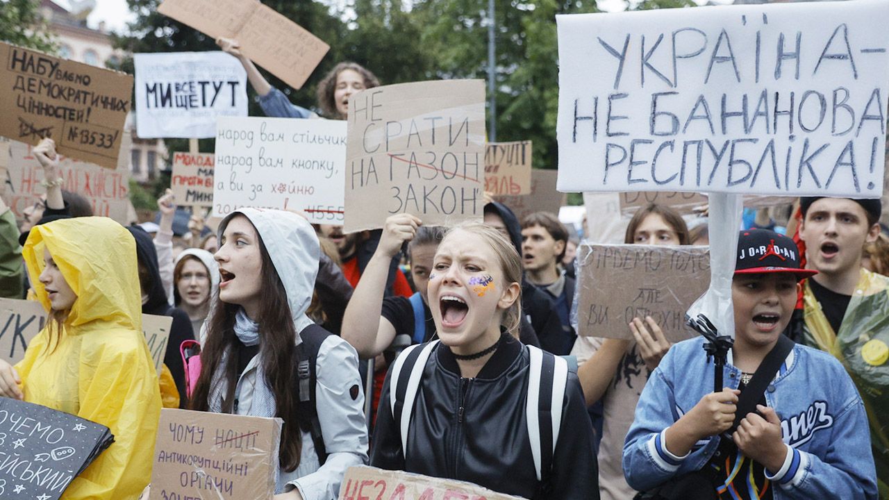 Kijów pod presją cofa reformy osłabiające walkę z korupcją