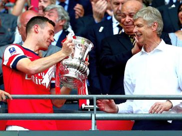 Thomas Vermaelen (L) i Arsene Wenger