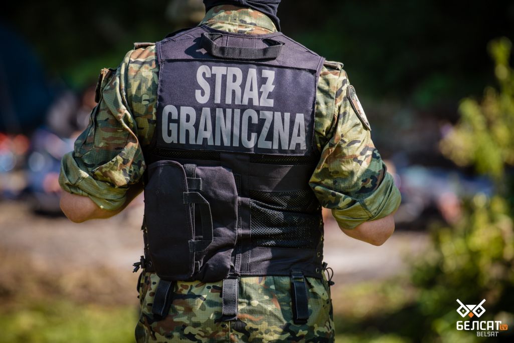 Польскія памежнікі ля вёскі Грыбаўшчызна ў Падляскім ваяводстве, Польшча. 20 жніўня 2021 года. (Фота: Белсат)