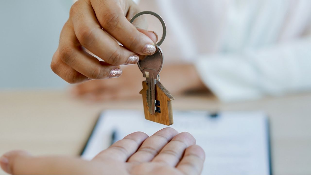 Premier przedstawił rozwiązanie skierowane do osób, które chcą kupić mieszkanie, ale ich na to nie stać (fot. Shutterstock/ Pormezz) Premier przedstawił rozwiązanie skierowane do osób, które chcą kupić mieszkanie, ale ich na to nie stać (fot. Shutterstock/ Pormezz)