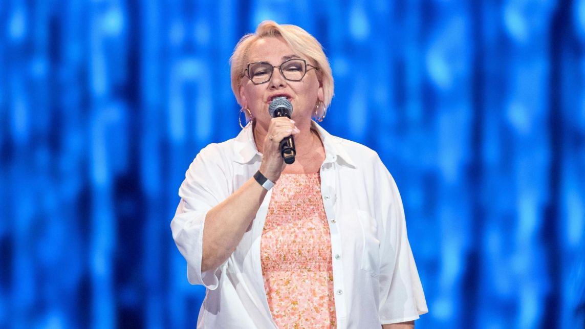 Ewa Śniady, była i obecna uczestniczka programu „The Voice Senior”, wykonuje na scenie utwór „Małe tęsknoty” Krystyny Prońko.