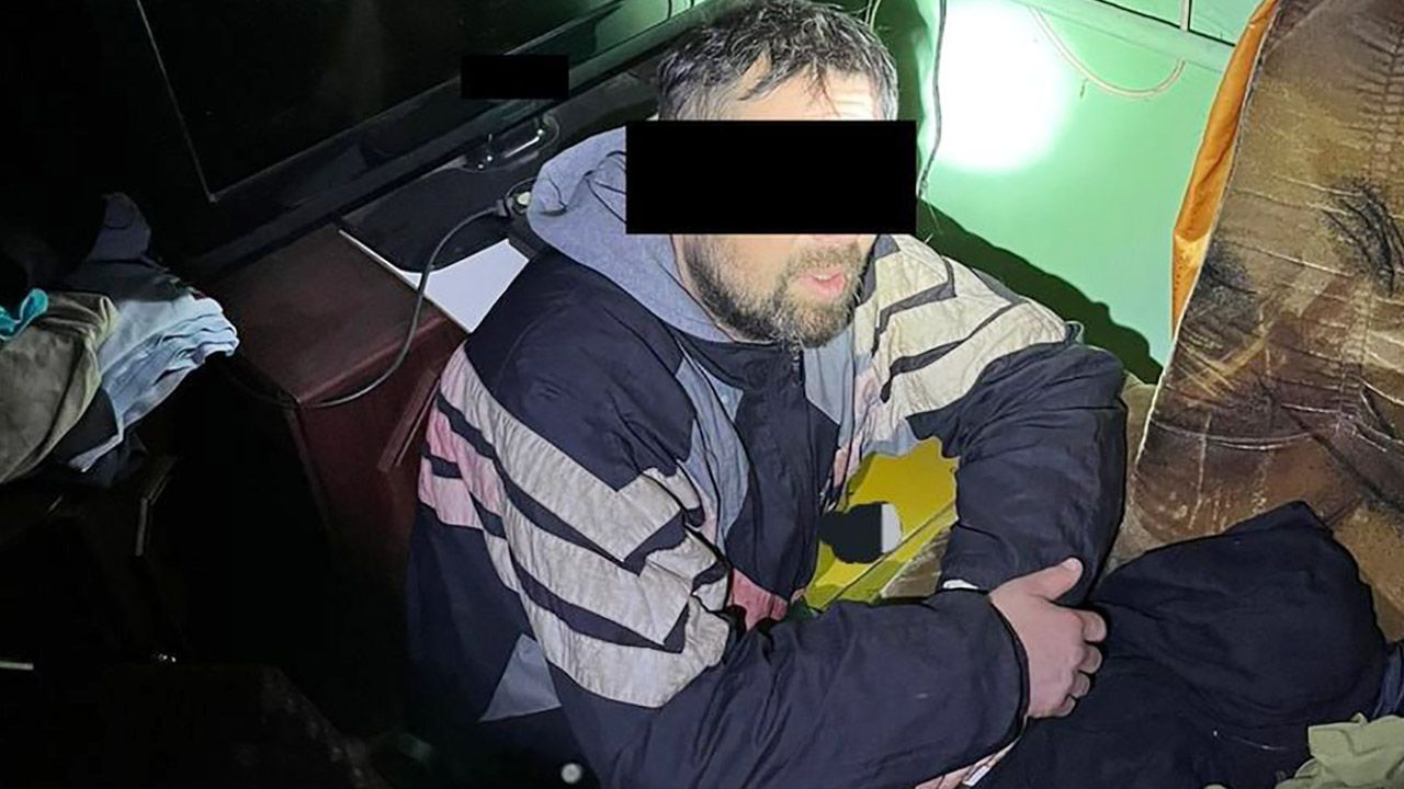 Poszukiwany wpadł podczas włamania. Ukrywał się za fotelem