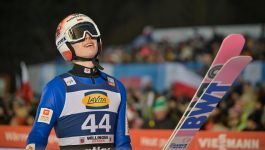 Paweł Wąsek ma za sobą fatalne Letnie Grand Prix. Lider kadry się pogubił (fot. Getty) Paweł Wąsek był najlepszym skoczkiem Polaków w Pucharze Świata 2024/25. Stanął nawet na podium, ale gdy minęło kilka miesięcy, to 25-latek ma za sobą fatalne Letnie Grand Prix. Lider kadry się pogubił. Zima zaczyna się w listopadzie w Lillehammer i to jest mało czasu na naprawę skoków i formy (fot. Getty)