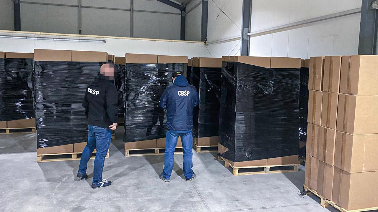 Ukryte były za skrzynkami z ziemniakami (fot. Policja) Ukryte były za skrzynkami z ziemniakami (fot. Policja)