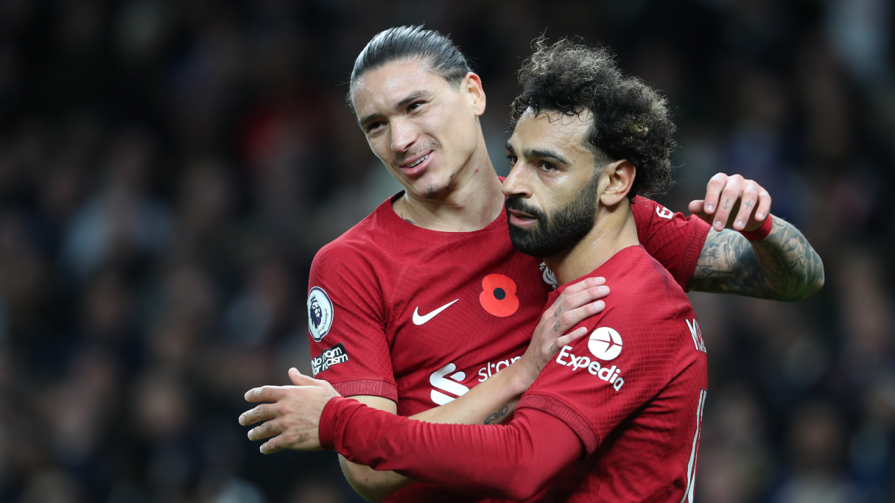 Darwin Nunez (L) oraz Mohamed Salah (P) w meczu Liverpoolu (fot. Getty)