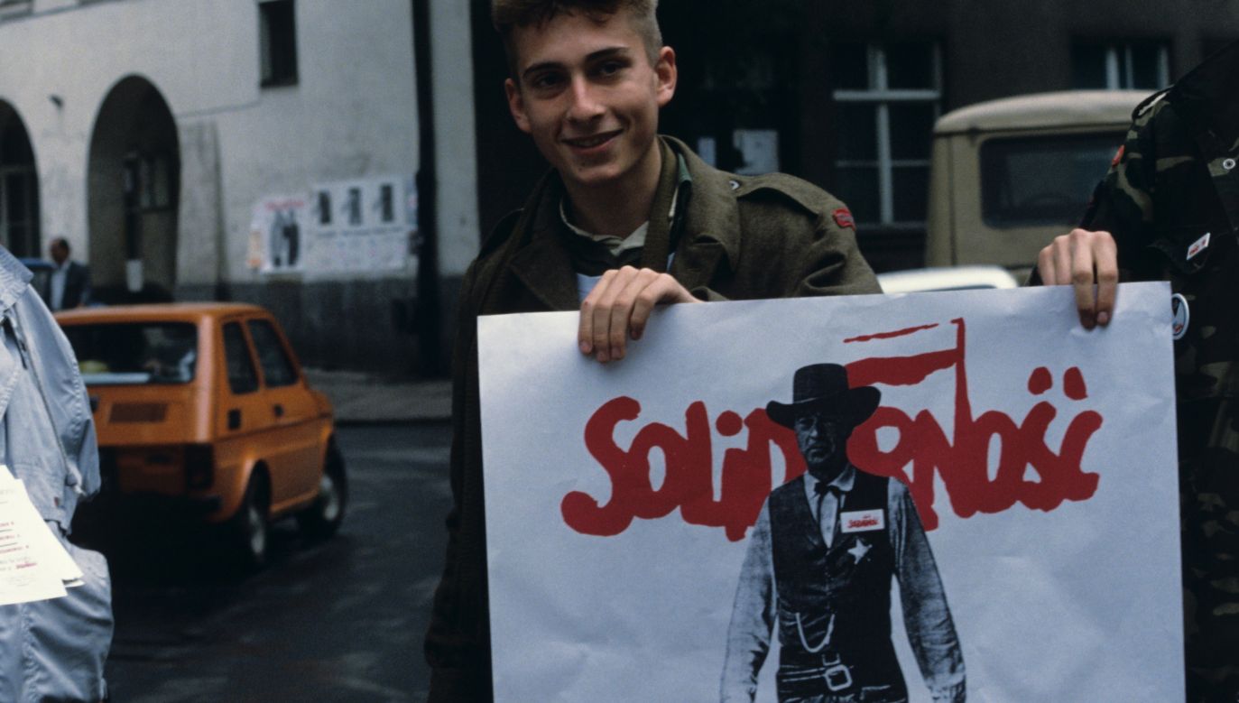 In front of one o the polling stations in Warsaw, June 4, 1989. Photo: PAP/Jan Morek