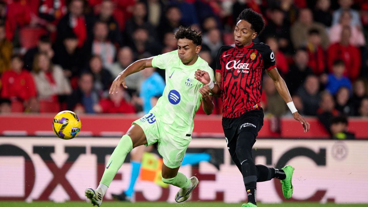 Lamine Yamal i Johan Mojica (fot. Getty Images)