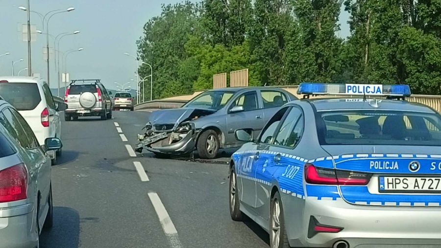 Duże utrudnienia na wiadukcie na ul. Krakowskiej. Samochód uderzył w bariery - fot. Na drodze świętokrzyskie