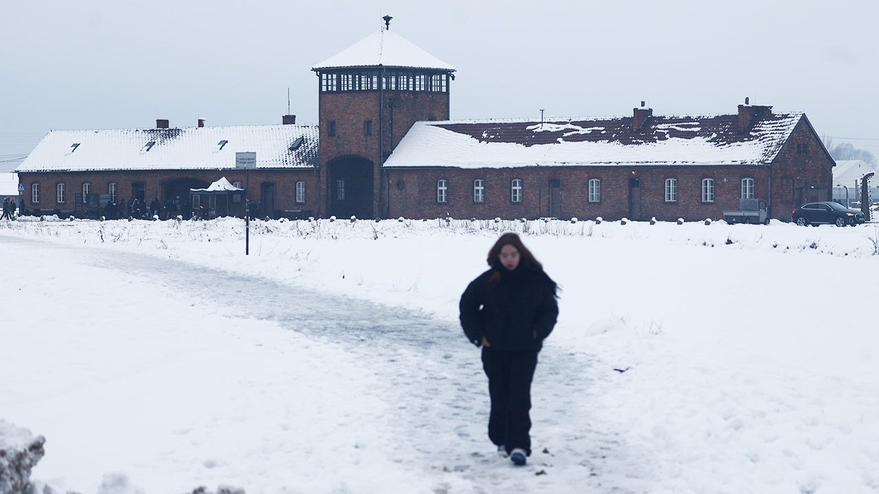 „Niemiecki nazistowski obóz koncentracyjny i zagłady” (fot. Jakub Porzycki/NurPhoto via Getty Images)