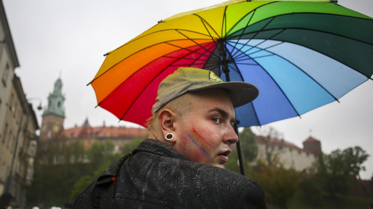 Uczestnik manifestacji środowisk LGBT w Krakowie w maju 2017 r. (fot. Beata Zawrzel/NurPhoto via Getty Images)