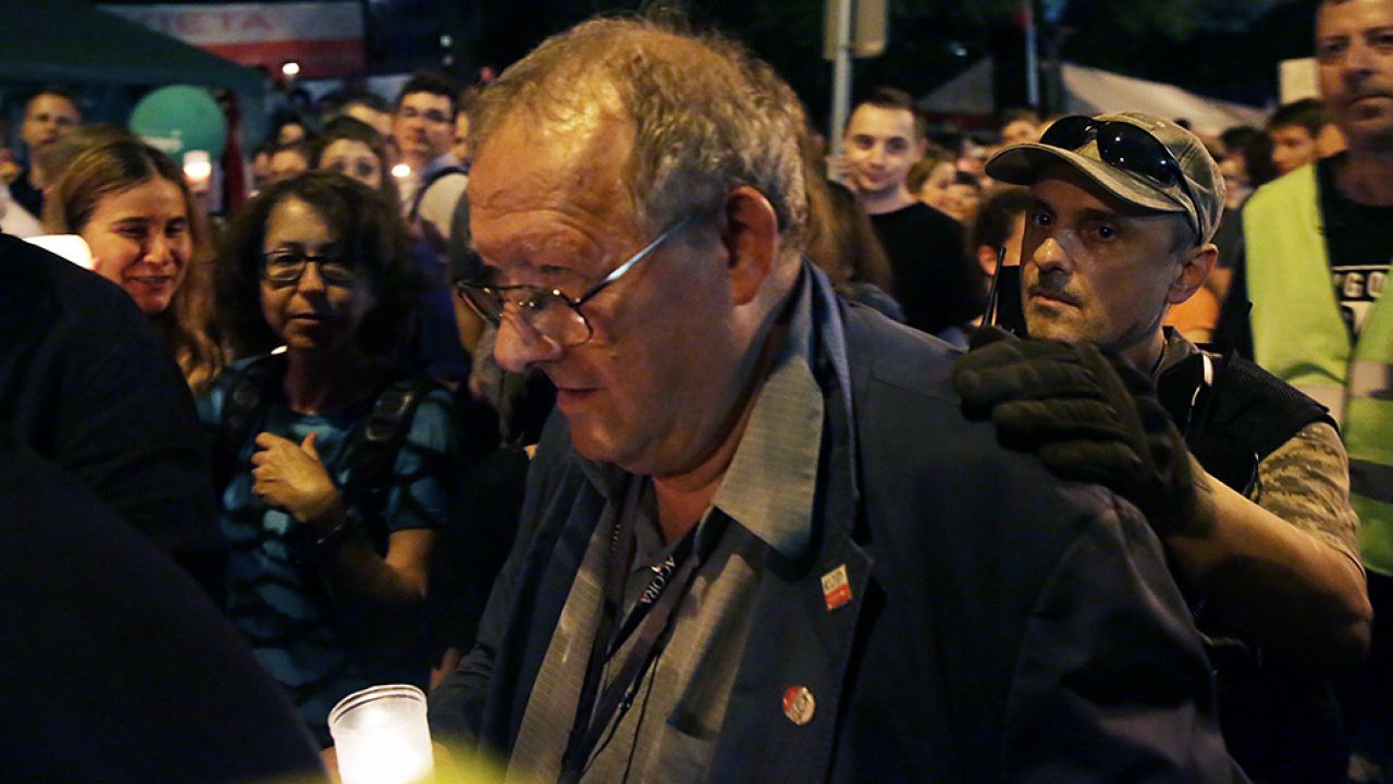 Redaktor naczelny „GW” Adam Michnik podczas protestu przeciwników zmian w sądownictwie (fot. PAP/Tomasz Gzell) Redaktor naczelny „GW” Adam Michnik podczas protestu przeciwników zmian w sądownictwie (fot. PAP/Tomasz Gzell)