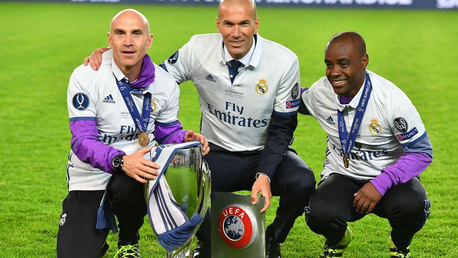 Zinedine Zidane (Ś) ze swoimi współpracownikami (fot. Getty) Zinedine Zidane (Ś) ze swoimi współpracownikami (fot. Getty)