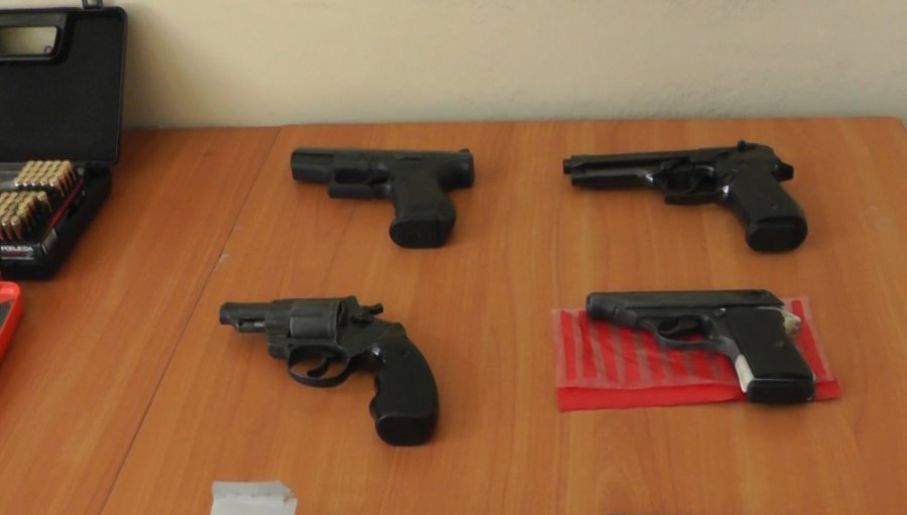Broń zabezpieczona przez policjantów (fot. CBŚP)