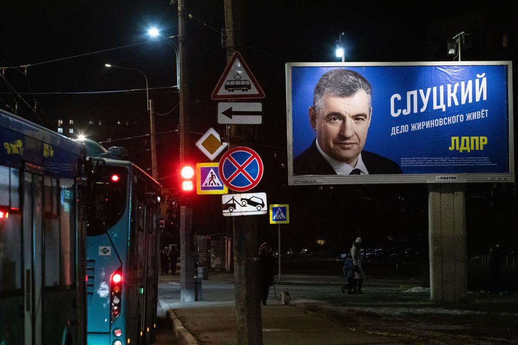 Здымак мае ілюстрацыйны характар. Білборд з выяваю старшыні Ліберальна-дэмакратычнай партыі Расеі (ЛДПР), удзельніка прэзідэнцкай кампаніі Леаніда Слуцкага ў Санкт-Пецярбурзе, Расея. (Фота: Artem Priakhin / Zuma Press / Forum)