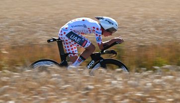 Tadej Pogacar na trasie czasówki podczas Tour de France (fot. Getty)
