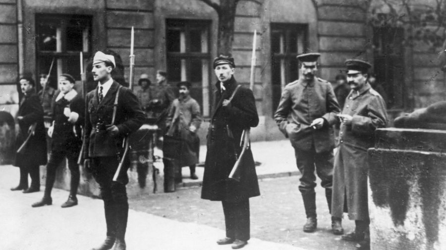 Rozbrajanie Niemców w Warszawie, warta studentów. Fot. NAC