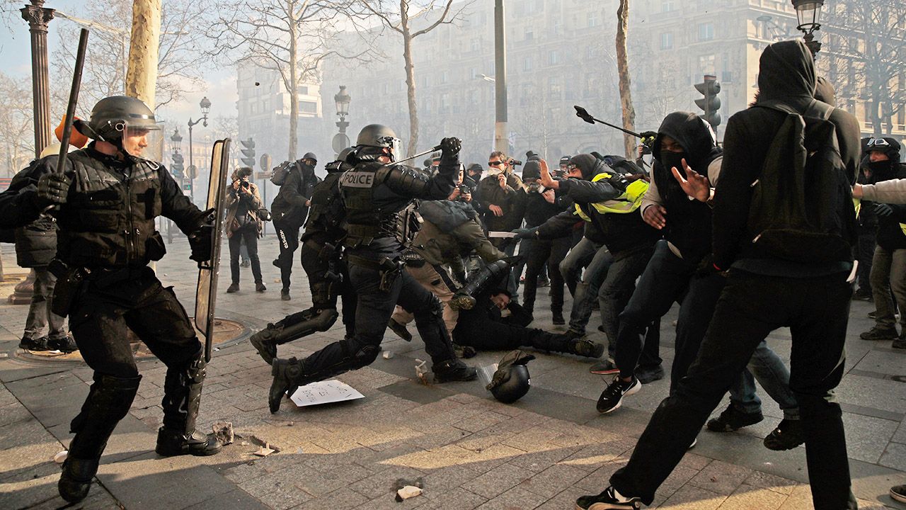 W minioną sobotę w stolicy Francji po raz kolejny doszło do starć protestujących z policją (fot. PAP/EPA/YOAN VALAT) W minioną sobotę w stolicy Francji po raz kolejny doszło do starć protestujących z policją (fot. PAP/EPA/YOAN VALAT)