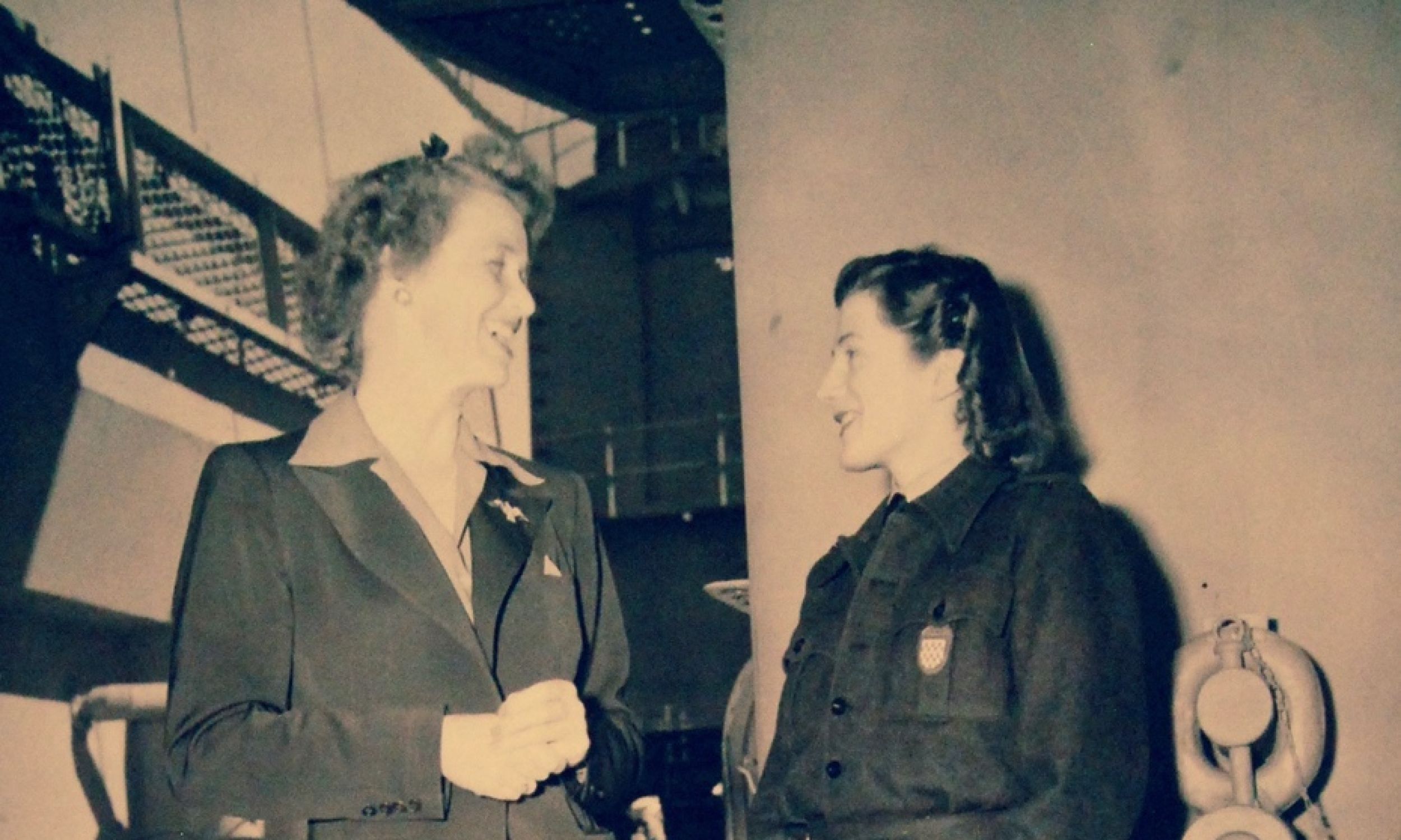 Дочери президента США Франклина Д. Рузвельта и премьер-министра Великобритании Уинстона Черчилля - Сара Черчилль беседуют на борту крейсера  файл 208-PU-173-F-24, общественное достояние, Wikimedia 