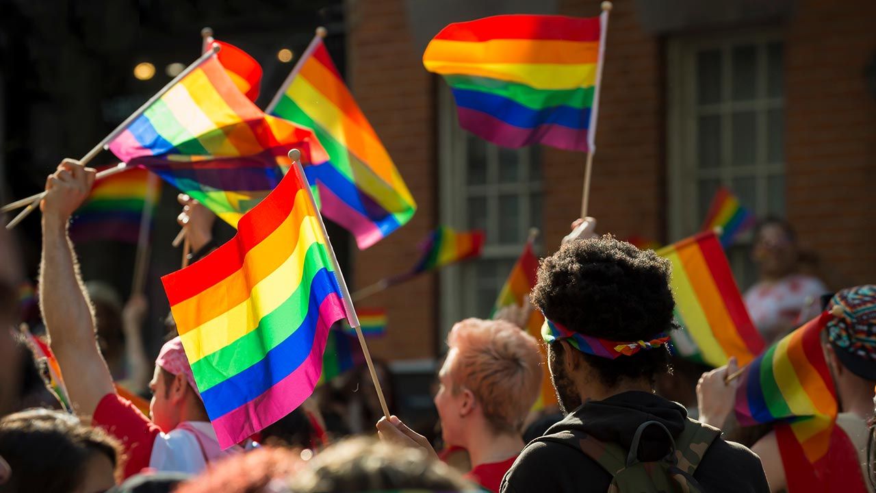 Strategia UE na rzecz równości osób LGBTIQ  (fot. Shuttertock/lazyllama)