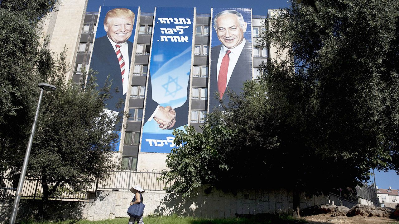 Politico podkreśla, że Izrael stał się w sprawie podsłuchów głównym podejrzanym, mimo że Trumpa i Netanjahu łączą bardzo dobre relacje (fot. PAP/EPA/ABIR SULTAN)