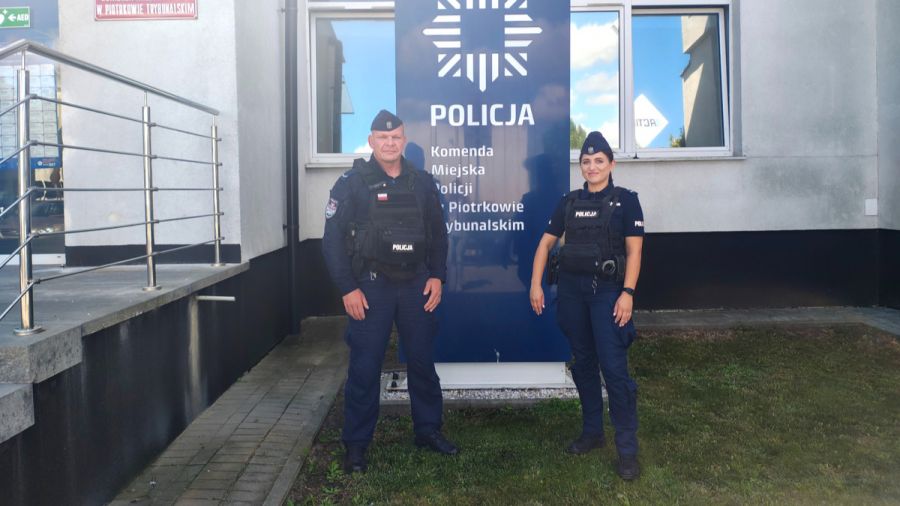 O krok od tragedii na torach. Policjanci w ostatniej chwili uratowali młodego mężczyznę [WIDEO]