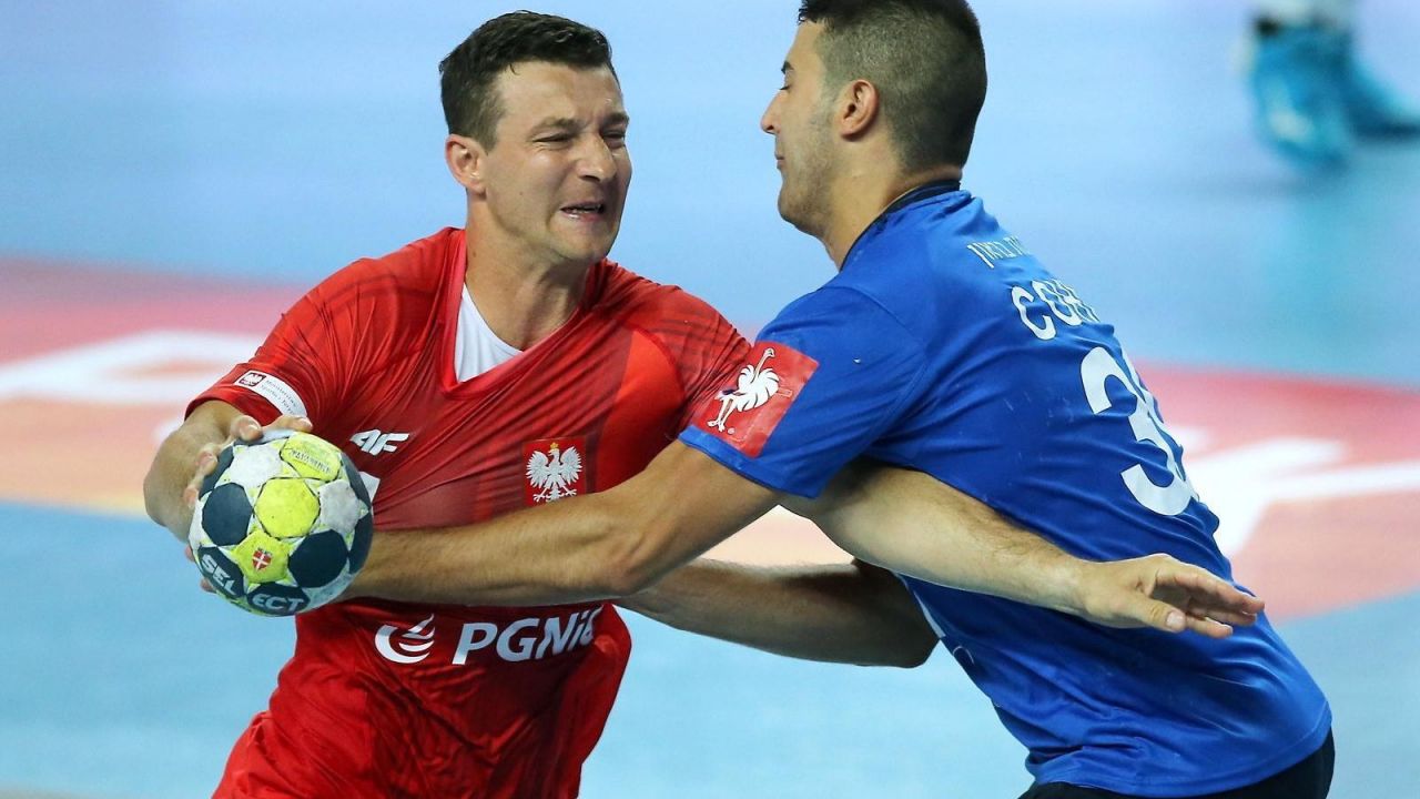Skrzydłowy reprezentacji Przemysław Krajewski w akcji (fot. PAP/Piotr Augustyniak)