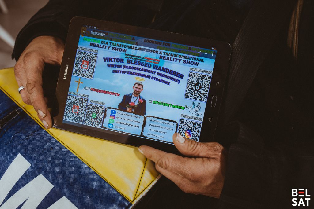 Віктар паказвае слайд з інфармацыяй пра сябе і свой блог. Варшава, Польшча. 11 снежня 2024 года. Фота: Белсат
