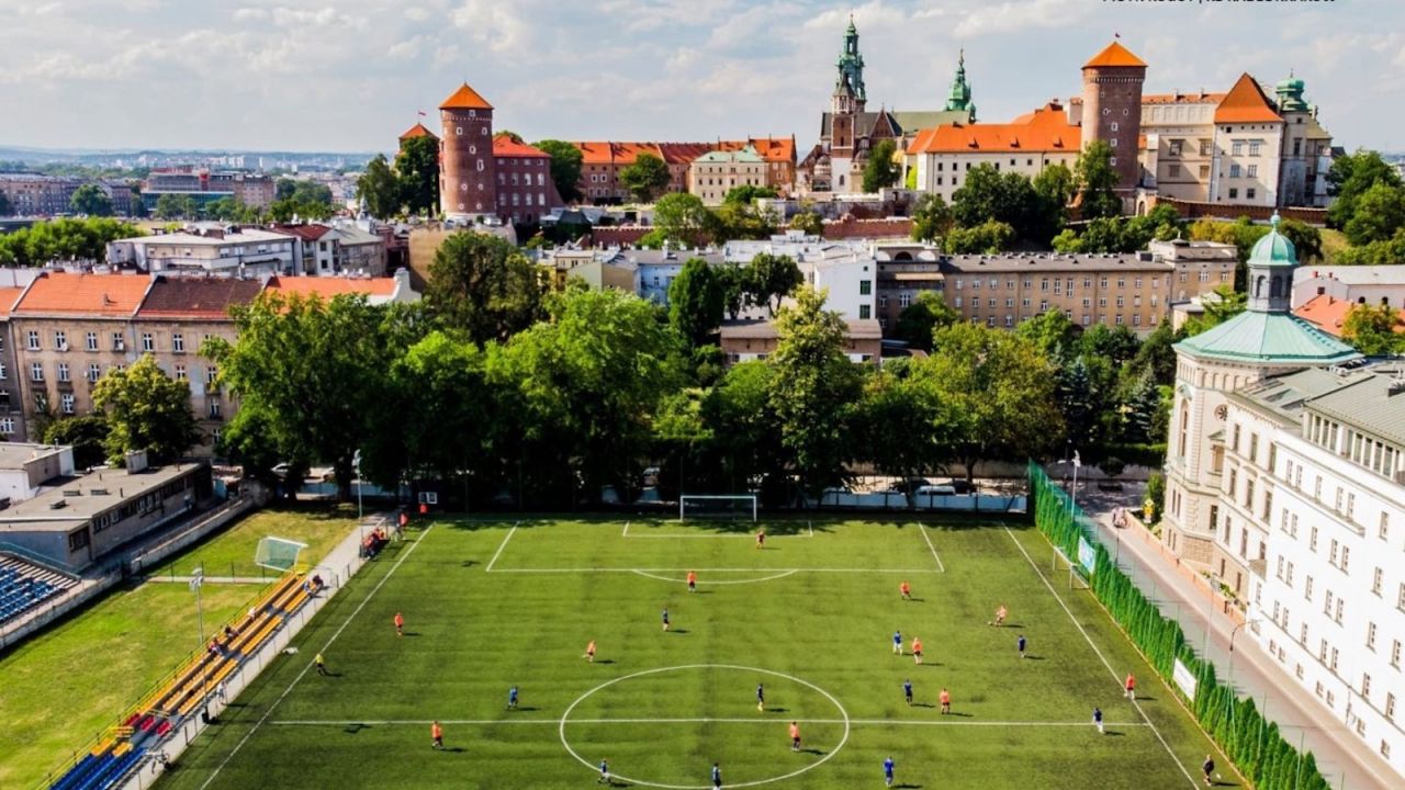 Obiekty Nadwiślana. W tle Wawel (fot. Piotr Kogut)