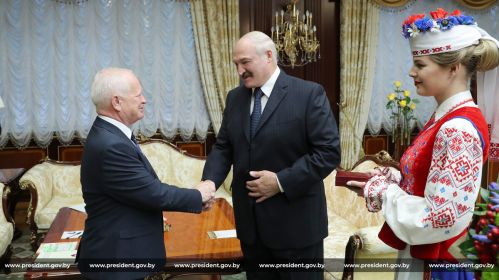 Амбасадар Славаччыны ў Беларусі Ёзэф Мігаш разам з Аляксандрам Лукашэнкам. Фота: president.gov.by