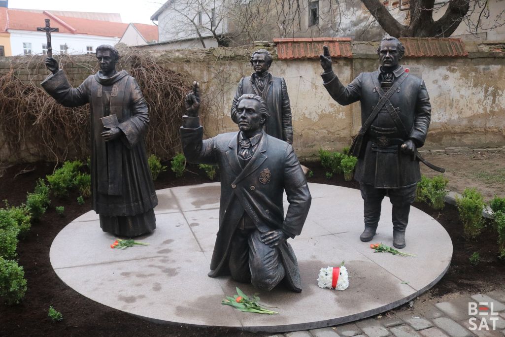 У Вільні асвяцілі помнік удзельнікам паўстання 1863 года. Вільня, Літва. 22 сакавіка 2024 года. (Фота: Ганна Русінава / Белсат)