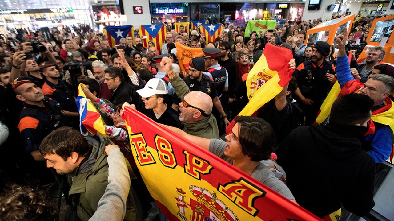 Pod siedzibą regionalnego rządu Puigdemonta manifestowało tysiące osób (fot. PAP/EPA/MARTA PEREZ)