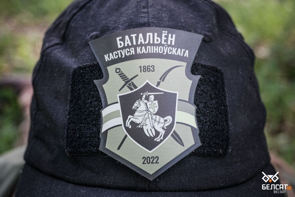 Эмблема палка імя Кастуся Каліноўскага на кепцы байца з пазыўным Хобіт. Кіеўская вобласць, Украіна. 7 чэрвеня 2022 года. (Фота: Алесь Усцінаў / Белсат)