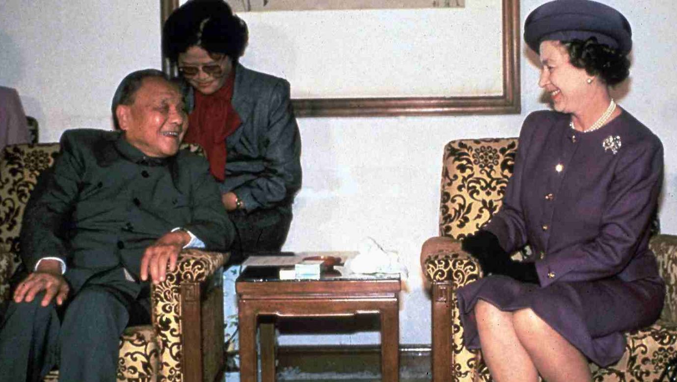 Wizyta królowej Elżbiety II w Chinach. Spotkanie z  Deng Xiaopingiem. Fakt, że to chiński przywódca przyjechał do królowej uznano za bezprecedensowy. Fot.  Tim Graham Picture Library/Getty Images