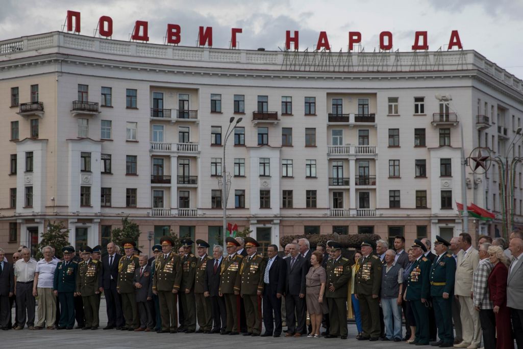Здымак мае ілюстрацыйны характар. Вайскоўцы з сем'ямі на плошчы Перамогі ў Менску, Беларусь. 30 чэрвеня 2017 года. Фота: Dan Kitwood / Getty Images