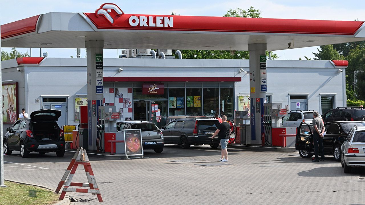 Czesi tankują paliwo na polskich stacjach benzynowych przy granicy (fot. arch.PAP/Darek Delmanowicz, zdjęcie ilustracyjne)