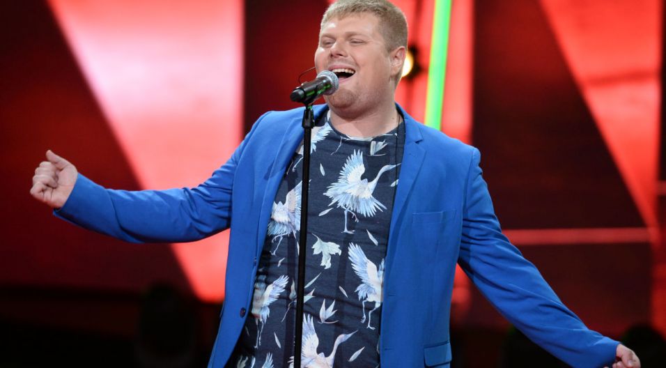 Michał Wiśniewski, choć z zawodu jest masażystą, kocha śpiewać i całkowicie się temu oddaje. Na scenie udowodnił to, prezentując piosenkę pt. „Zew”. Czy ten świeży powiew talentu poczuła publiczność? (fot. TVP/Jan Bogacz)