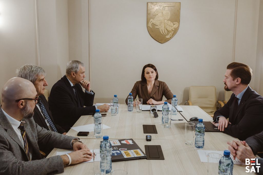 Лідарка дэмакратычных сілаў і абраная прэзідэнтка Святлана Ціханоўская вітае ўдзельнікаў пасяджэння Аб'яднанага пераходнага кабінету. Варшава, Польшча. 29 красавіка 2025 года. Фота: Белсат