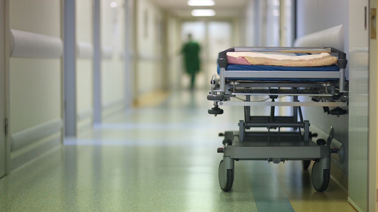 Nielegalny dom opieki w Łazach. Zaniedbani pacjenci i zacieranie śladów