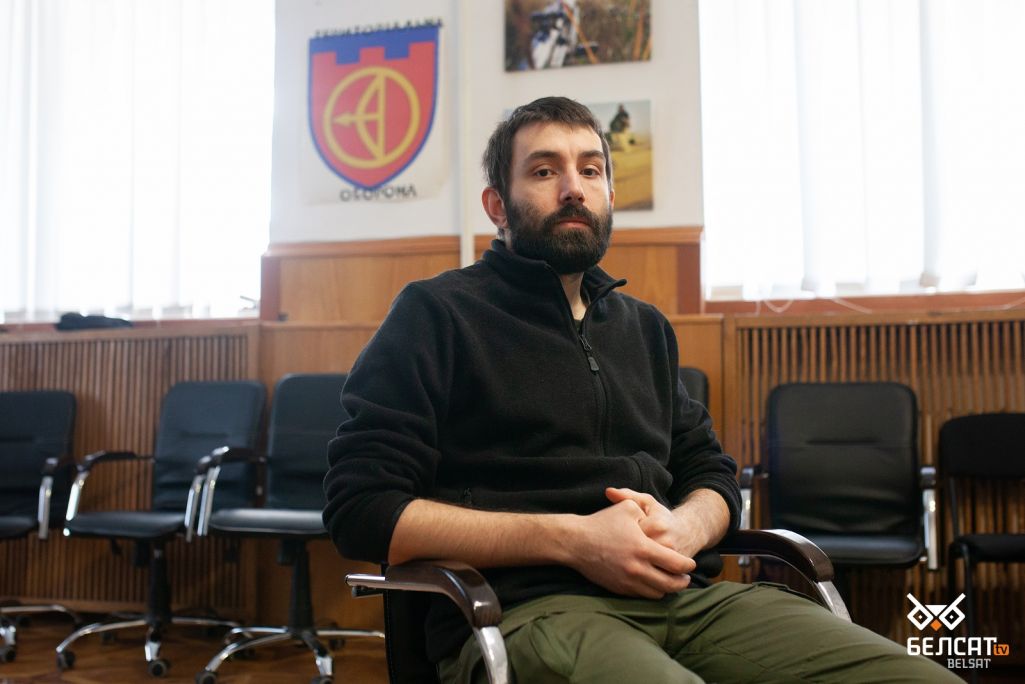 Офіс тэрытарыяльнай абароны Украіны. Работнік дэпартаменту муніцыпальнай бяспекі КГДА Паўло Шчыбра. Кіеў, Украіна. 23 лютага 2022 года. (Фота: Белсат)