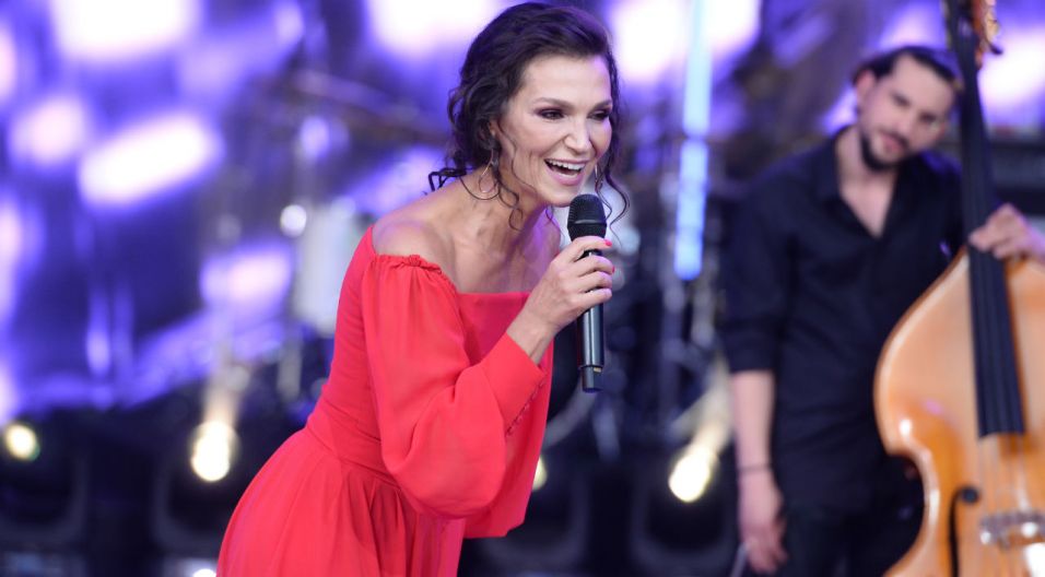 Konkursowe zmagania rozpoczęła Olga Bończyk, romantycznym utworem „Więcej niż kochanek” (fot. J. Bogacz/TVP)