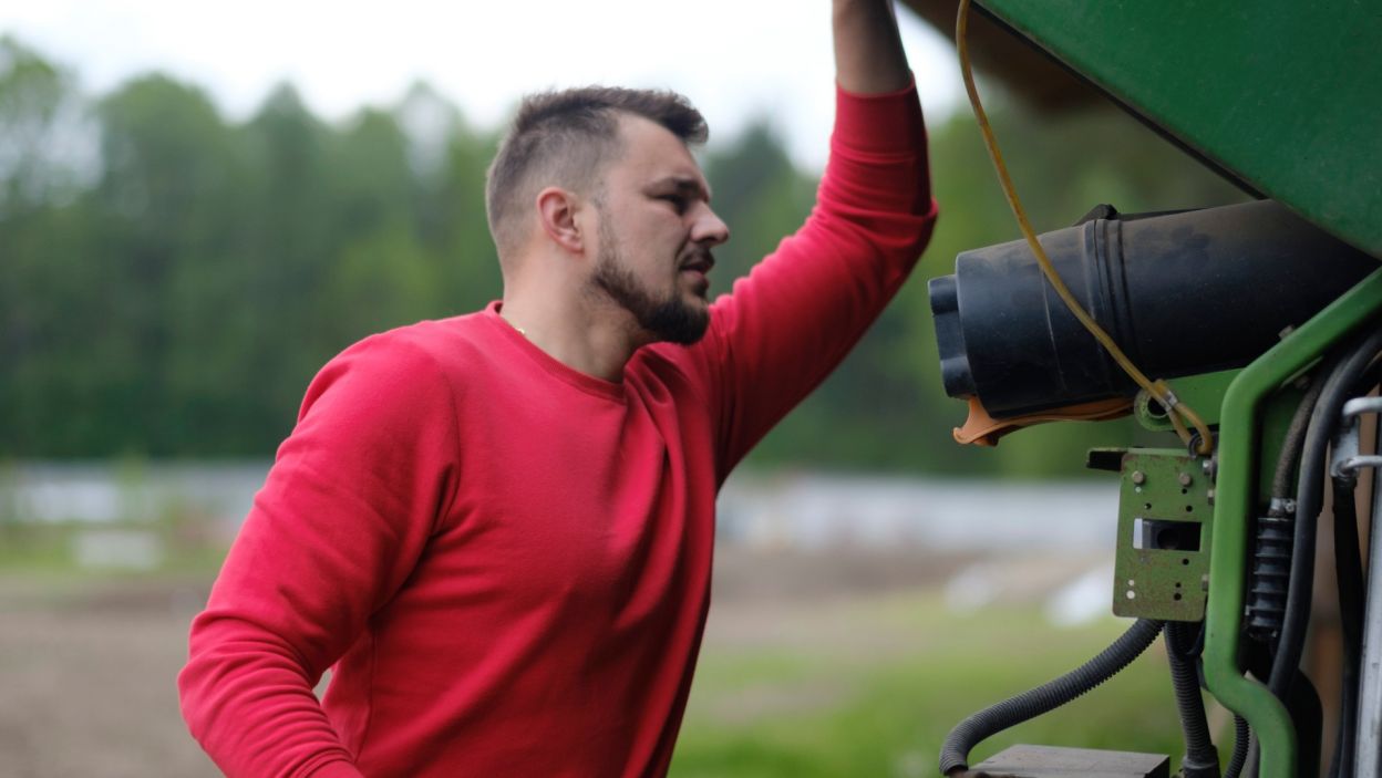 Wizyta „listonoszki” oderwała Artura od pracy w gospodarstwie (fot. TVP)