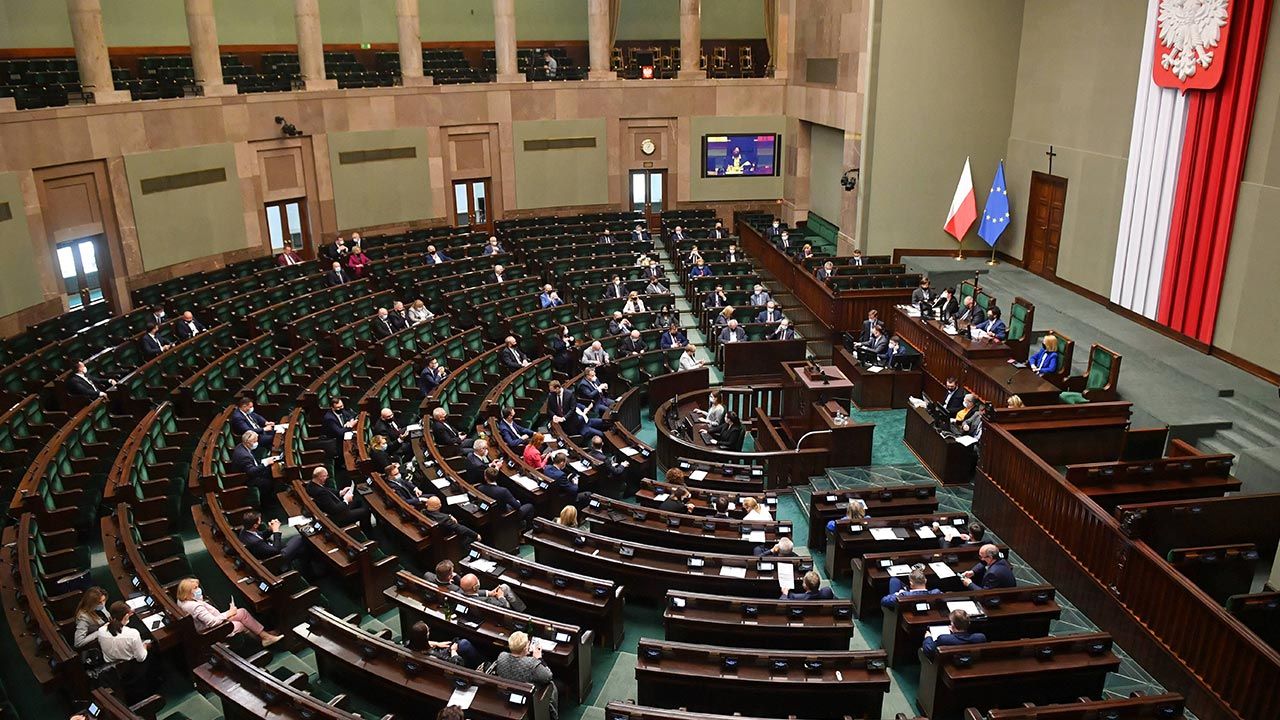 Jakie poparcie mają poszczególne partie? (fot. PAP/Radek Pietruszka) Jakie poparcie mają poszczególne partie? (fot. PAP/Radek Pietruszka)