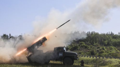 Байцы 30-й асобнай механізаванай брыгады імя Канстанціна Астрожскага страляюць з сістэмы залпавага агню БМ-21 «Град» у Данецкай вобласці, Украіна. 3 чэрвеня 2025 года. Фота: Viacheslav Madiievskyi / Ukrinform / NurPhoto via Getty Images