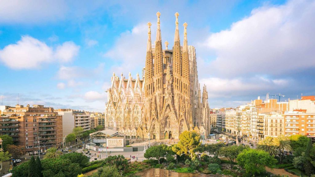 Sagrada Família, Barcelona, Hiszpania. Ta imponująca katedra została zaprojektowana przez Gaudíego i jest budowana od 1882 r. Fot. anek.soowannaphoom/ Shutterstock