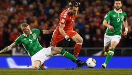 Gareth Bale i James McClean (fot. Getty Images)